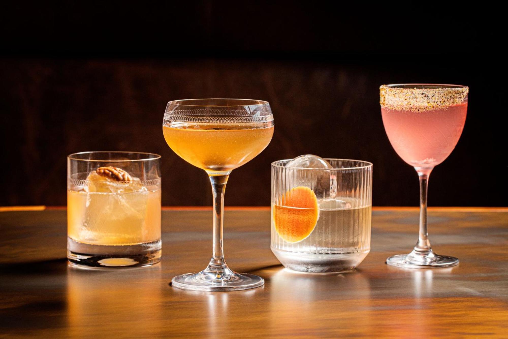 St. Pancras Renaissance Hotel Лондон Экстерьер фото A selection of cocktails