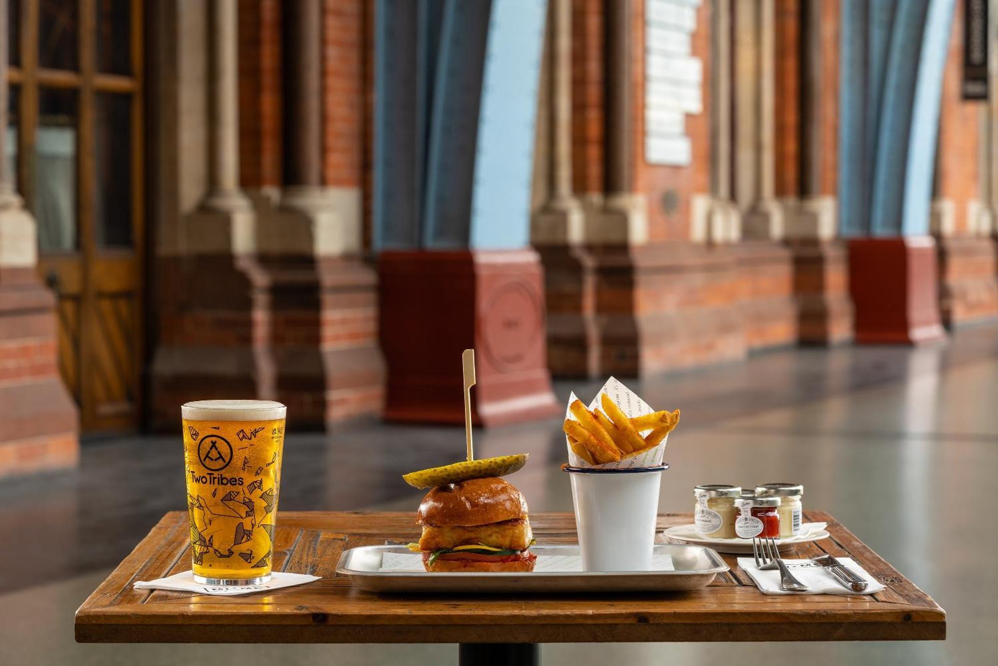 St. Pancras Renaissance Hotel Лондон Экстерьер фото A burger and chips at the National Portrait Gallery, London