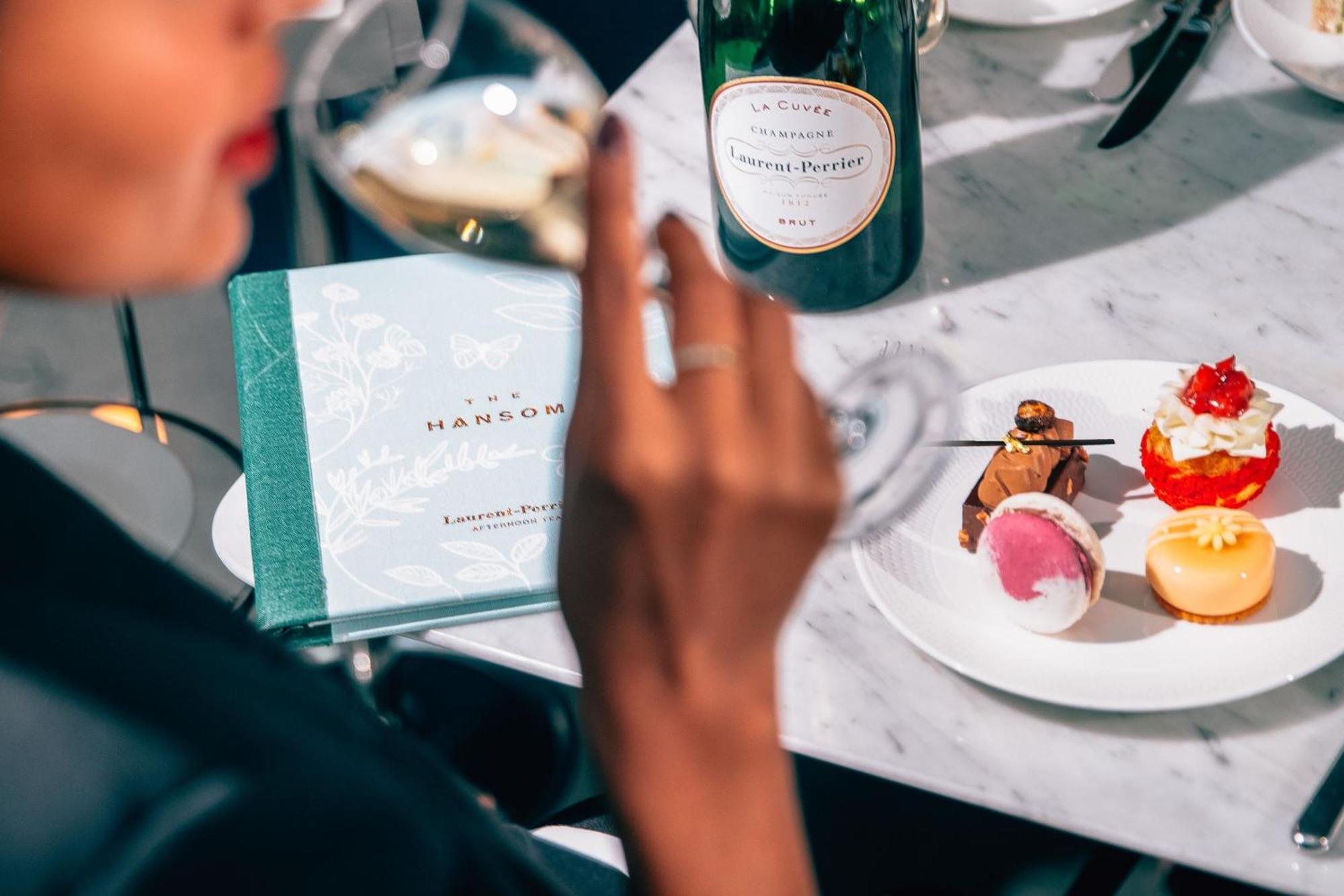 St. Pancras Renaissance Hotel Лондон Экстерьер фото Afternoon tea at the Ritz
