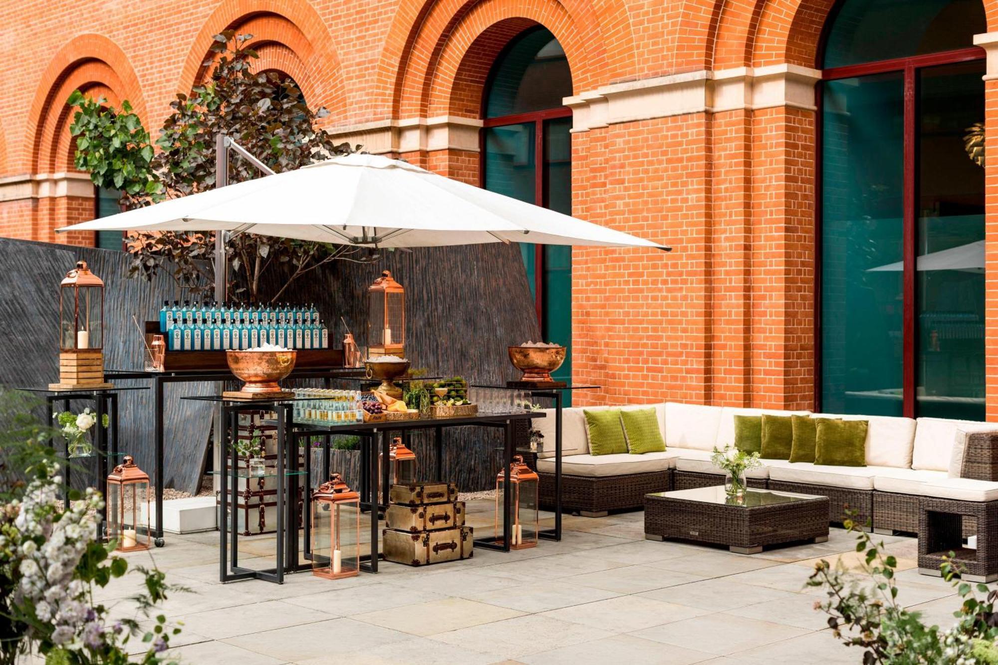 St. Pancras Renaissance Hotel Лондон Экстерьер фото The courtyard at The Ivy