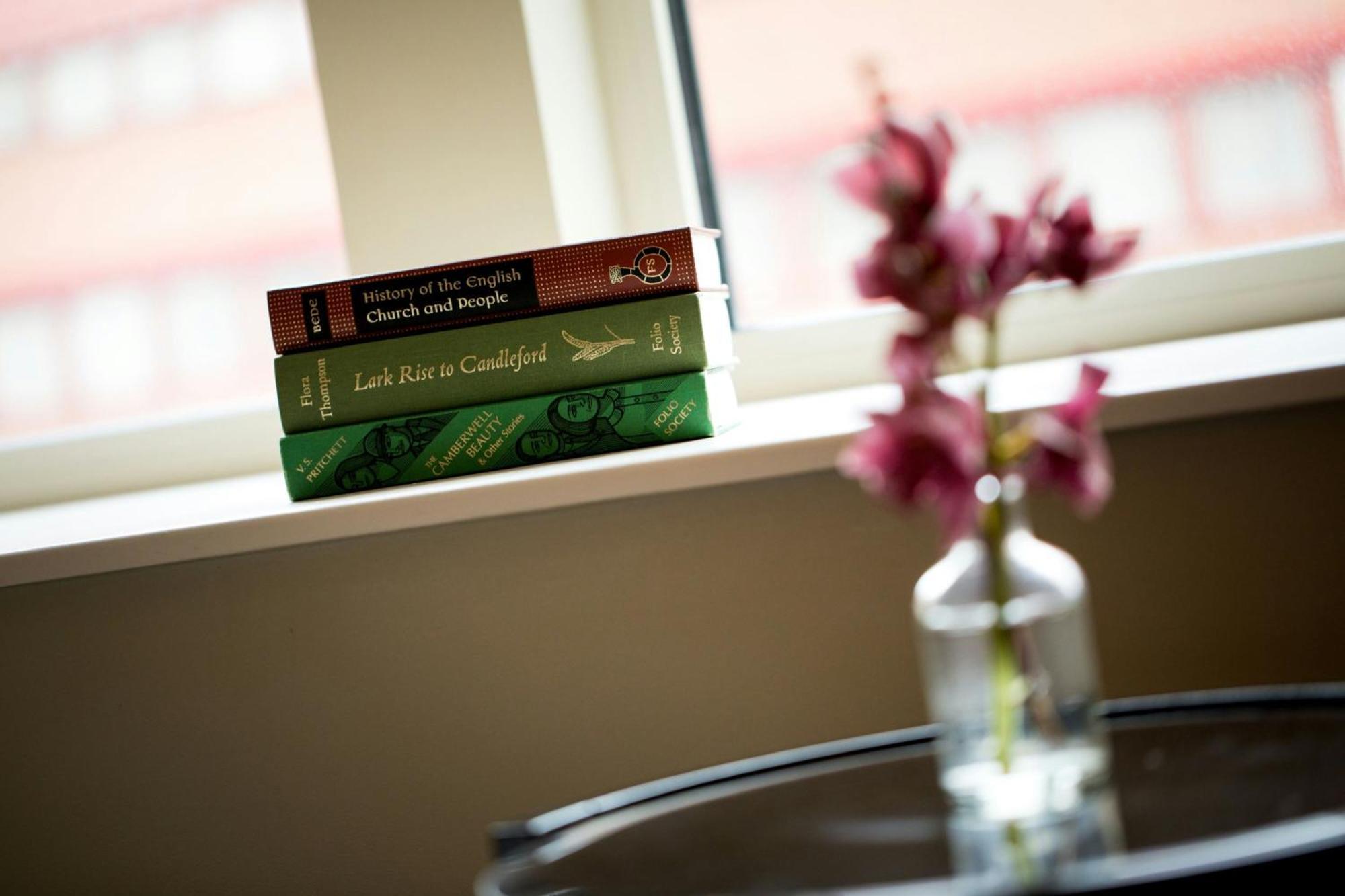 St. Pancras Renaissance Hotel Лондон Экстерьер фото Books on the windowsill