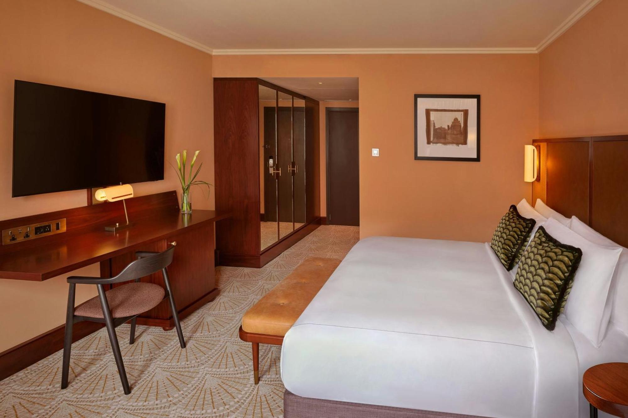 St. Pancras Renaissance Hotel Лондон Экстерьер фото A room at the hotel