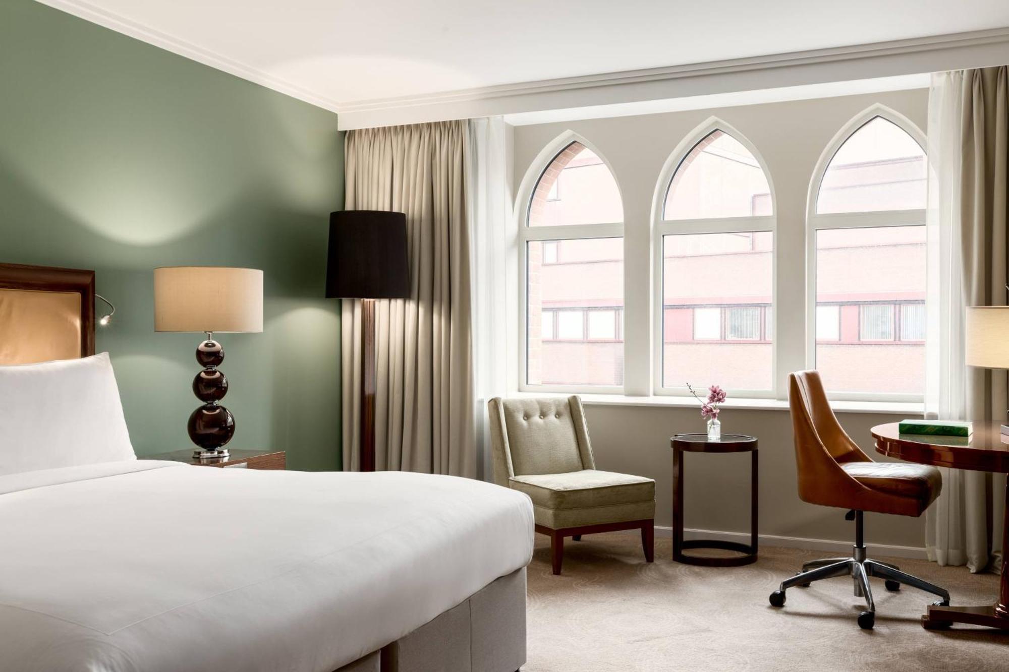 St. Pancras Renaissance Hotel Лондон Экстерьер фото A room at the hotel