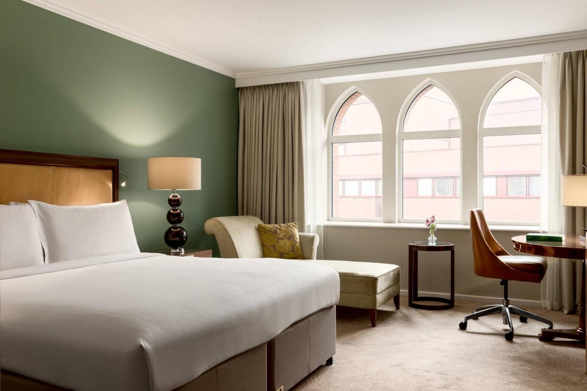 St. Pancras Renaissance Hotel Лондон Экстерьер фото A room at the hotel