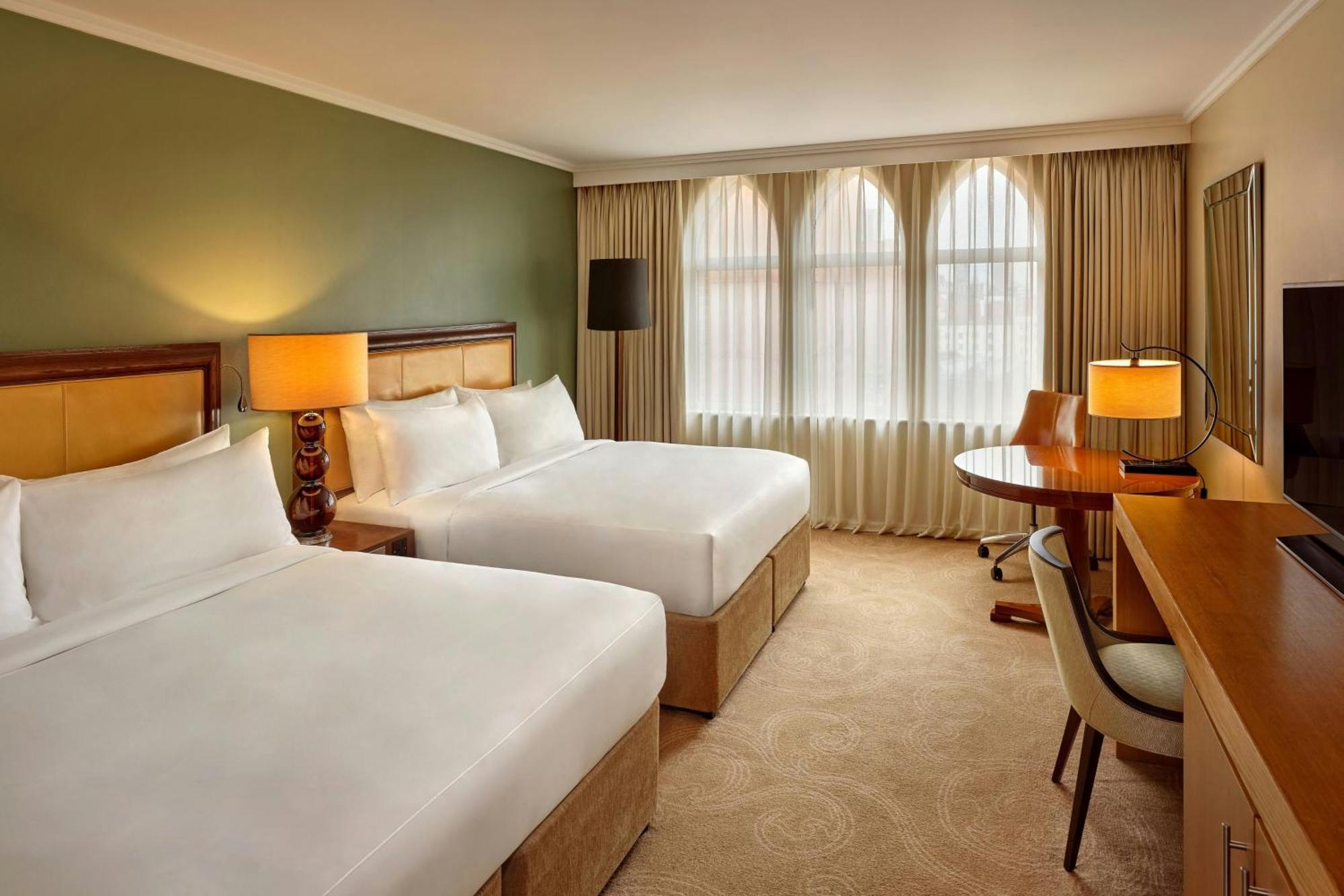 St. Pancras Renaissance Hotel Лондон Экстерьер фото A room at the hotel
