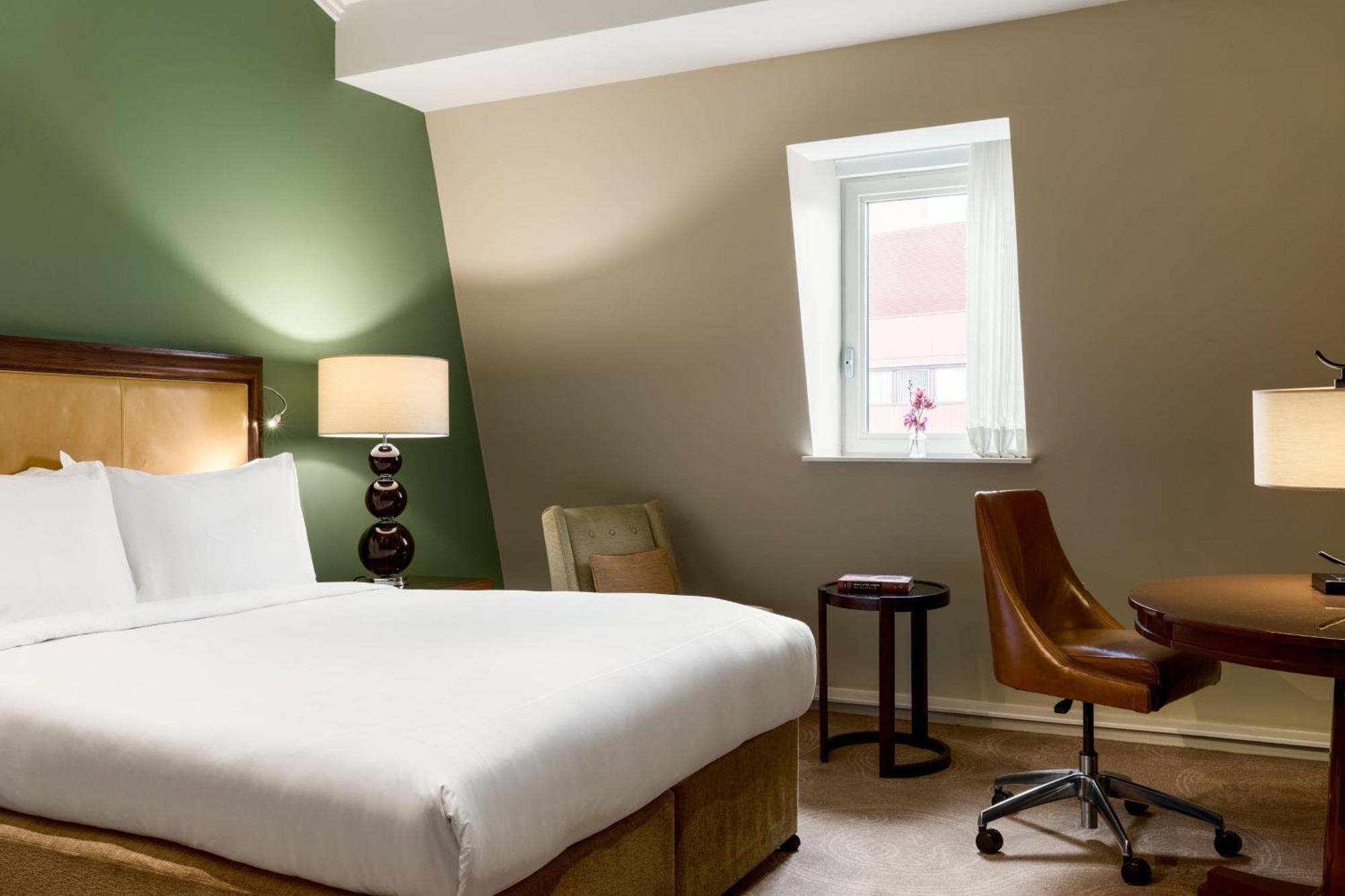 St. Pancras Renaissance Hotel Лондон Экстерьер фото A room at the hotel