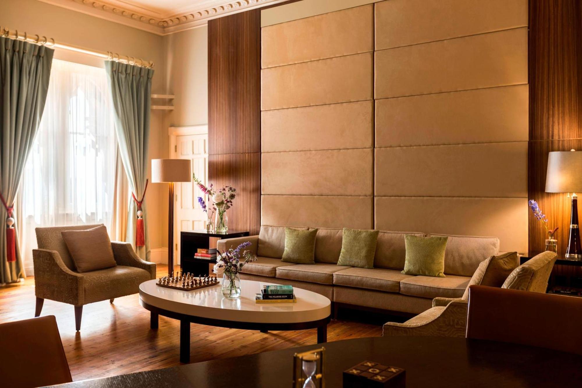 St. Pancras Renaissance Hotel Лондон Экстерьер фото A living room at the Mandarin Oriental, London