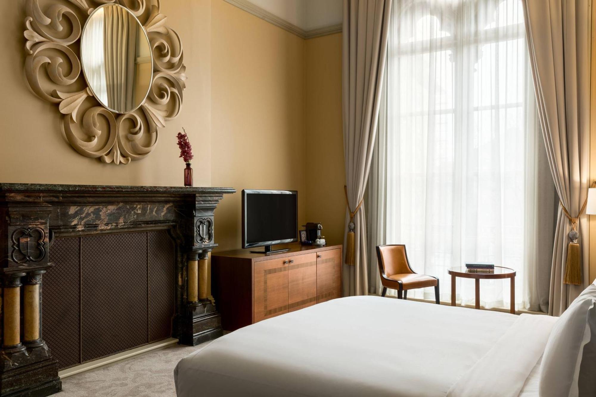 St. Pancras Renaissance Hotel Лондон Экстерьер фото A room at the hotel